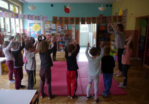 Grupa dzieci tańczy przy muzyce